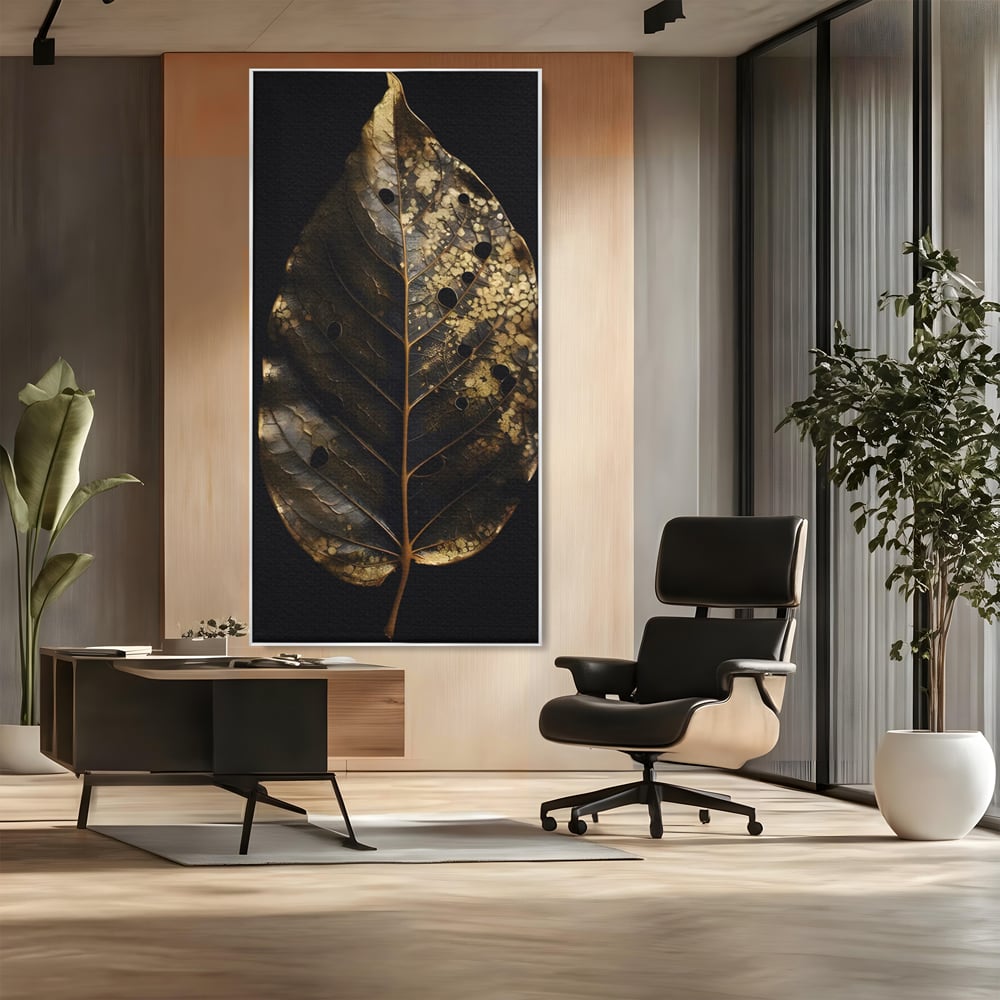 Tablou canvas cu tablou canvas cu frunza aurie pe fundal negru, in rama de aluminiu argintiu, pe perete intr-un birou